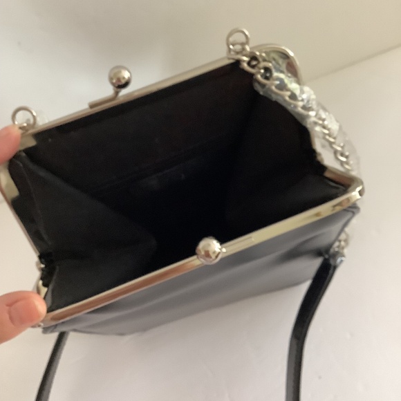 R&G crossbody purse black with clamshell closure brand new - Picture 4 of 6